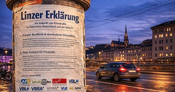 Linzer Erklärung der DACH-Verbände (KI / Quelle: radioszene.de) KI Bild einer Litfaßsäule an einer Straße. Auf der Säule ist der Wortlaut der Linzer Erklärung angebracht.